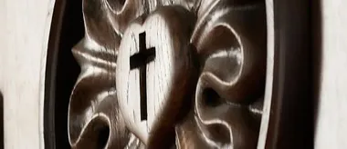 The Luther rose installed on the pulpit